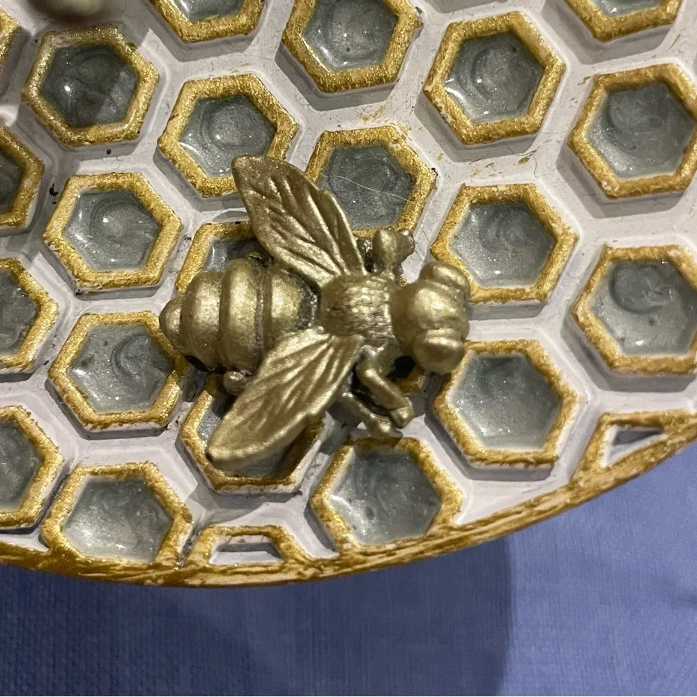 Honeycomb Plate Ring Holder with Bee & Hive - Picture 4 of 14